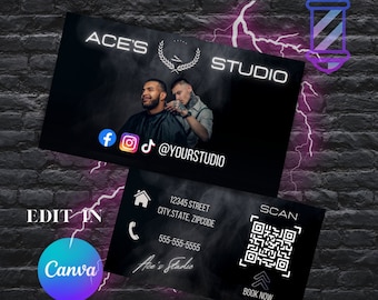 Puede incluir: Una tarjeta de visita en blanco y negro con el texto "ACE'S STUDIO" en blanco. La tarjeta presenta una foto de dos hombres, uno cortando el pelo del otro. La tarjeta también incluye iconos de redes sociales e información de contacto. El texto "EDIT IN Canva" es visible en la esquina inferior izquierda.