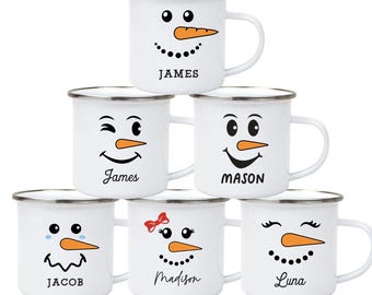 Peut inclure: Six tasses en émail blanc avec des visages de bonhomme de neige et des noms personnalisés. Les noms sont James, Jacob, Mason, Madison et Luna.