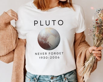 Plutón Never Forget 1930-2006 Camiseta unisex para amantes del espacio, Camisa Planeta Plutón, Camiseta del Sistema Solar, Regalo para amantes de la astronomía, Camiseta Plutón