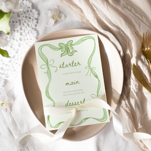 Wydrukuj menu kolacji na przyjęcie urodzinowe Coquette | Baby Shower z ręcznie rysowanymi zielonymi kokardkami | Łatwy do edycji szablon Canva | | Natychmiastowe pobranie