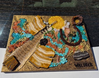 Decorazione murale: collage di minerali.
