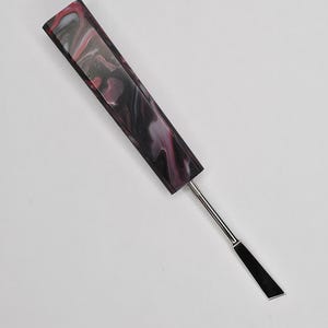 Könnte beinhalten: Dekorativer Fächer mit einem marmorierten Muster in Rot-, Schwarz- und Grautönen. Der Fächer hat einen silbernen Griff und eine schwarze, geometrisch geformte Basis. Der Fächer ist für dekorative Zwecke konzipiert.