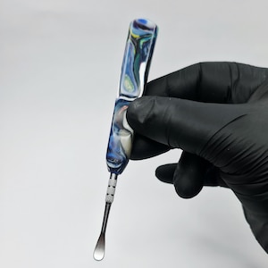 Herramienta artesanal de ensueño para pintores: herramienta de acero inoxidable para tallar cera con mango de remolino de color. Herramienta artesanal personalizada.