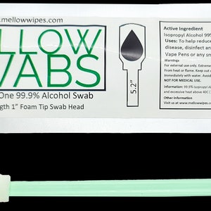 Könnte beinhalten: Ein weißer, wiederverschließbarer Beutel mit einem 99,9%igen Alkoholtupfer. Der Beutel trägt den Text "MELLOW SWABS" in grünen Buchstaben und den Text "www.mellowwipes.com" in schwarzen Buchstaben. Der Tupfer ist 13,2 cm lang mit einer 2,5 cm langen Schaumstoffspitze.