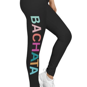 以下が含まれることがあります： 左足にカラフルな文字で「BACHATA」と縦に書かれた黒いレギンスです。
