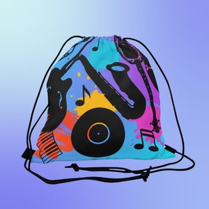 以下が含まれることがあります： 音楽の楽器、サックス、ギター、レコードなどがカラフルにプリントされた青い巾着袋。プリントには音符や絵の具の飛沫も含まれています。