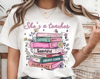 Camiseta "She's a Teacher", camiseta inspiradora para maestros, regalo de regreso a clases para maestros, camiseta con afirmación cristiana, linda camiseta floral para maestros.
