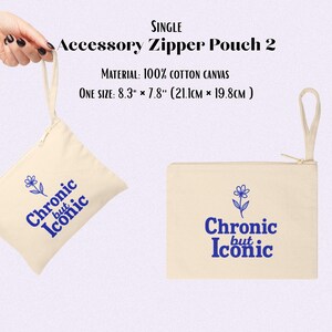 Puede incluir: Dos estuches con cremallera de lona blanquecina. Uno est&aacute; sostenido por una mano. Ambos estuches tienen un dise&ntilde;o floral azul y el texto "Chronic but Iconic". Los estuches miden 21,1 cm x 19,8 cm.