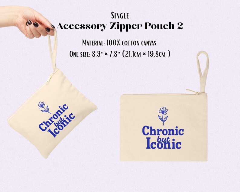 Puede incluir: Dos estuches con cremallera de lona blanquecina. Uno est&aacute; sostenido por una mano. Ambos estuches tienen un dise&ntilde;o floral azul y el texto "Chronic but Iconic". Los estuches miden 21,1 cm x 19,8 cm.