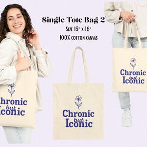 Puede incluir: Bolso tote de color crema con el texto "Chronic but Iconic" en azul y un dise&ntilde;o floral azul. La bolsa est&aacute; hecha de lona 100% algod&oacute;n y mide 38 cm x 41 cm.