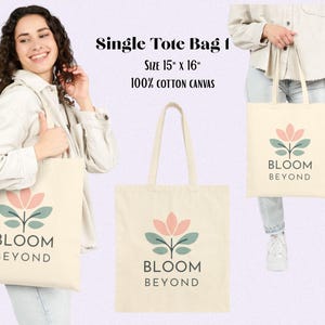 Puede incluir: Bolso tote de color crema con un dise&ntilde;o floral y el texto "BLOOM BEYOND". La bolsa mide 38 cm por 41 cm y est&aacute; hecha de lona 100% algod&oacute;n. El dise&ntilde;o presenta una flor rosa con hojas verdes. La bolsa est&aacute; siendo sostenida por una persona.