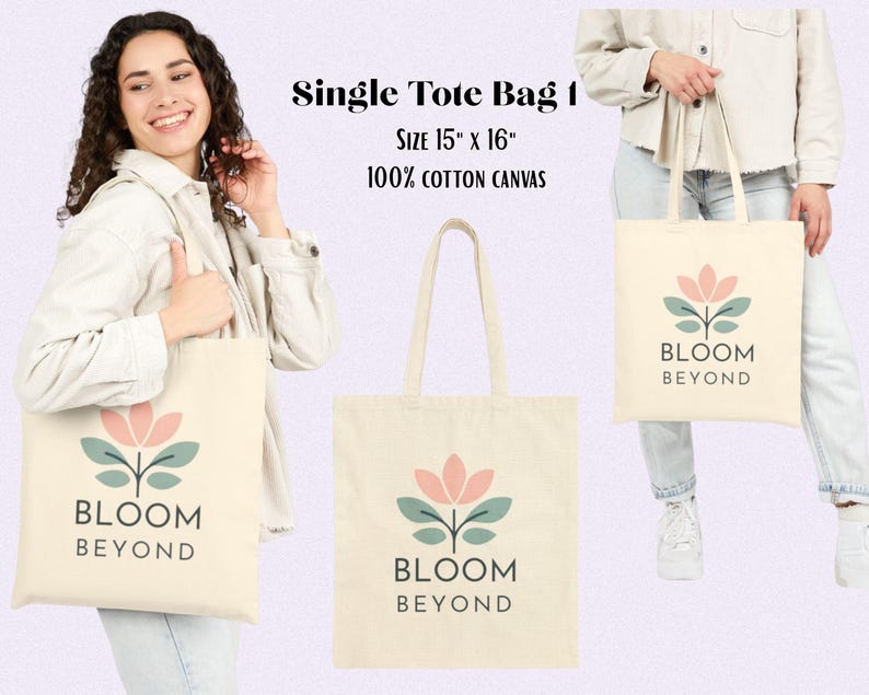 Puede incluir: Bolso tote de color crema con un dise&ntilde;o floral y el texto "BLOOM BEYOND". La bolsa mide 38 cm por 41 cm y est&aacute; hecha de lona 100% algod&oacute;n. El dise&ntilde;o presenta una flor rosa con hojas verdes. La bolsa est&aacute; siendo sostenida por una persona.