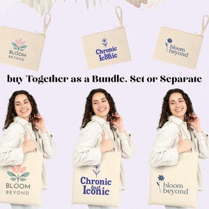 Puede incluir: Tres bolsas de mano de lona y bolsos a juego con dise&ntilde;os florales y de texto. El texto incluye "BLOOM BEYOND" y "Chronic but Iconic". Las bolsas son de color crema con dise&ntilde;os florales y de texto en rosa y azul.