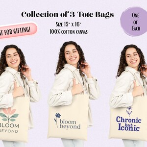 Puede incluir: Tres bolsas de mano color crema, cada una con un dise&ntilde;o y texto &uacute;nicos. Las bolsas miden 38 cm x 41 cm y est&aacute;n hechas de lona 100% algod&oacute;n. Una bolsa dice "BLOOM BEYOND", otra dice "bloom beyond" y la tercera dice "Chronic but Iconic".