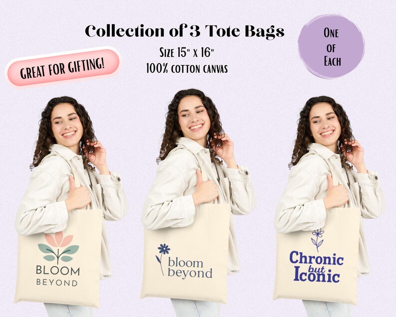 Puede incluir: Tres bolsas de mano color crema, cada una con un dise&ntilde;o y texto &uacute;nicos. Las bolsas miden 38 cm x 41 cm y est&aacute;n hechas de lona 100% algod&oacute;n. Una bolsa dice "BLOOM BEYOND", otra dice "bloom beyond" y la tercera dice "Chronic but Iconic".