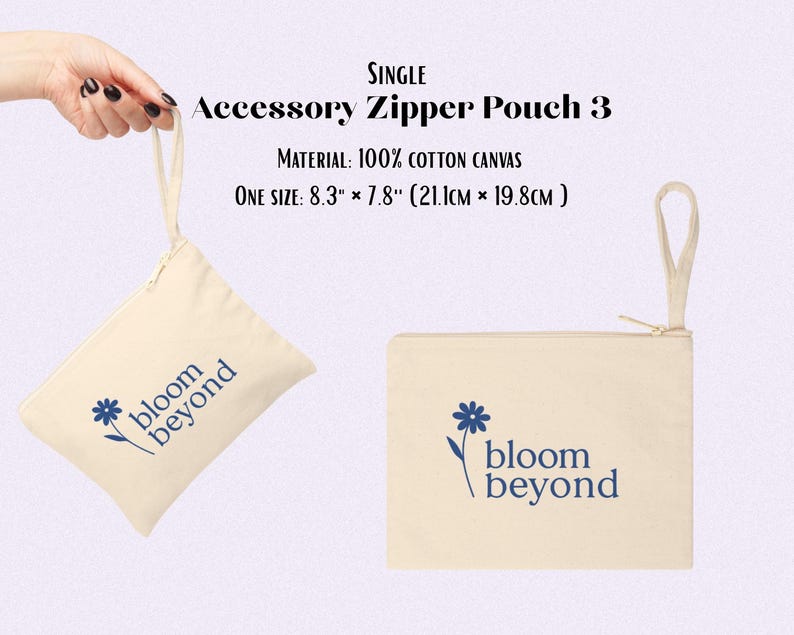Puede incluir: Bolsa con cremallera para accesorios de lona blanquecina con un dise&ntilde;o floral azul y las palabras "bloom beyond". La bolsa es rectangular, con cierre de cremallera y un asa peque&ntilde;a. Mide 21,1 cm x 19,8 cm.