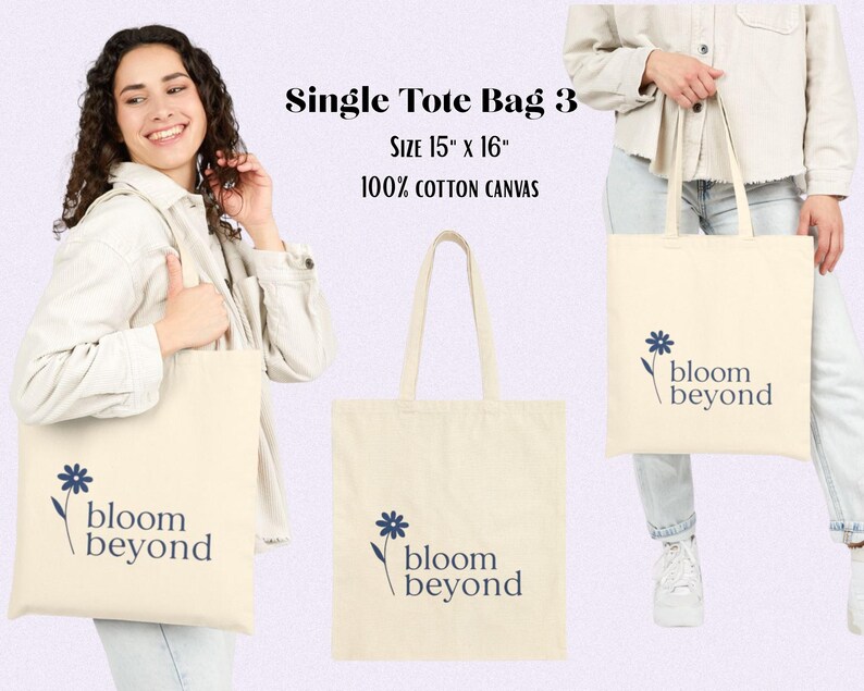 Puede incluir: Bolso tote color crema hecho de lona 100% algod&oacute;n. La bolsa mide 38 cm x 41 cm y presenta un dise&ntilde;o floral azul marino con las palabras "bloom beyond". La bolsa es sostenida por una persona en la imagen.