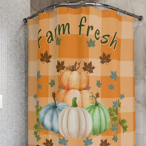 K&ouml;nnte beinhalten: Orange-wei&szlig; karierter Duschvorhang mit der Aufschrift "Farm fresh pumpkins" und Illustrationen von K&uuml;rbissen und Bl&auml;ttern. Die K&uuml;rbisse sind in Orange, Wei&szlig;, Gr&uuml;n und Blau gehalten. Der Vorhang h&auml;ngt in einem Badezimmer.