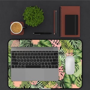 Boho löv skrivbordsmatta, monstera löv skrivbordstillbehör, ljus cottagecore hemmakontorsmatta, XL datorplatta, blommig laptopplatta, stor spelplatta bild 5