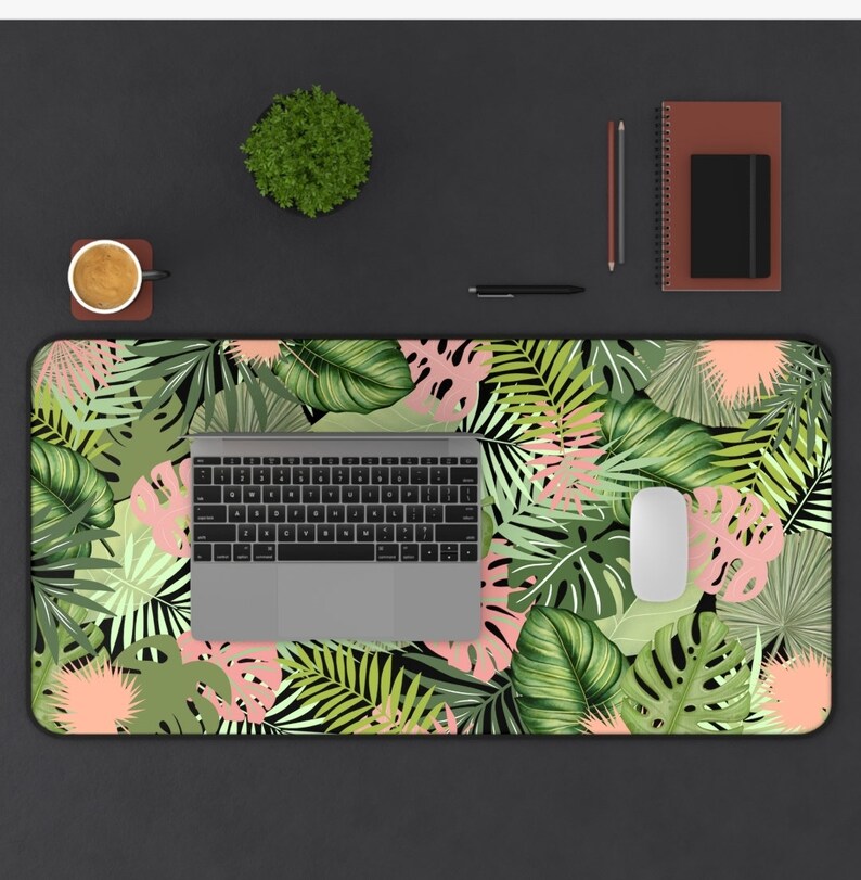 Boho löv skrivbordsmatta, monstera löv skrivbordstillbehör, ljus cottagecore hemmakontorsmatta, XL datorplatta, blommig laptopplatta, stor spelplatta bild 2