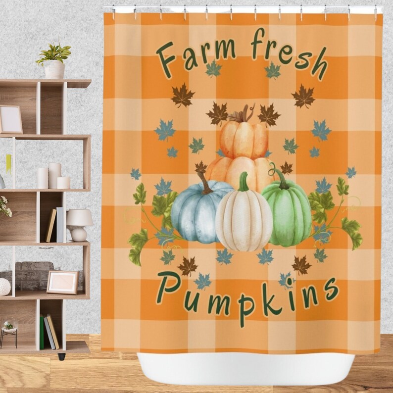 K&ouml;nnte beinhalten: Duschvorhang mit orange-wei&szlig;em Karomuster. Der Vorhang zeigt die Worte "Farm fresh pumpkins" und Illustrationen von K&uuml;rbissen in Orange, Wei&szlig; und Gr&uuml;n, mit blauen und braunen Bl&auml;ttern.