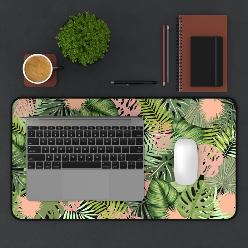 Boho löv skrivbordsmatta, monstera löv skrivbordstillbehör, ljus cottagecore hemmakontorsmatta, XL datorplatta, blommig laptopplatta, stor spelplatta bild 3