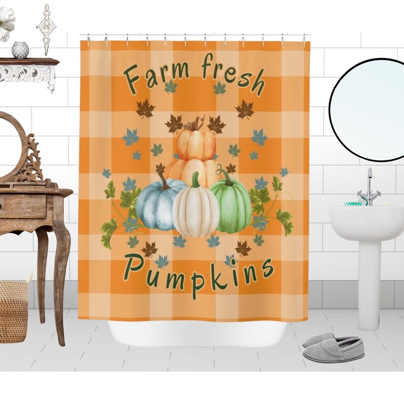 K&ouml;nnte beinhalten: Orange karierter Duschvorhang mit dem Text "Farm fresh Pumpkins". Der Vorhang zeigt ein Aquarelldesign von K&uuml;rbissen in Orange, Wei&szlig;, Gr&uuml;n und Blau, umgeben von Bl&auml;ttern. Der Vorhang h&auml;ngt in einem Badezimmer.