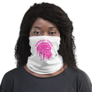 Neck Gaiter: White. Proppah Tingz Lip Design- Pink