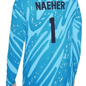 Puede incluir: Una camiseta de f&uacute;tbol azul y blanca de manga larga con el n&uacute;mero "1" y el nombre "NAEHER" impreso en la espalda.