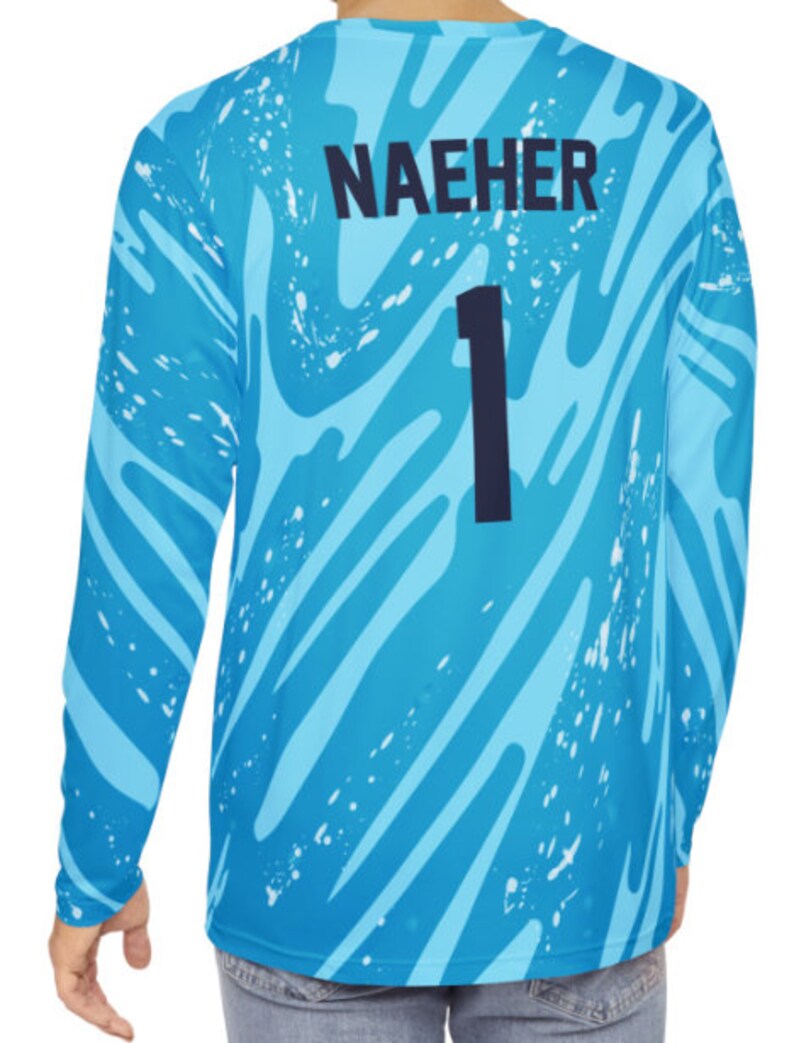 Puede incluir: Una camiseta de f&uacute;tbol azul y blanca de manga larga con el n&uacute;mero "1" y el nombre "NAEHER" impreso en la espalda.