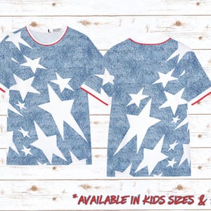 Puede incluir: Dos camisetas de manga corta con un patr&oacute;n azul similar al denim y gr&aacute;ficos de estrellas blancas. El cuello y los pu&ntilde;os de las mangas tienen ribetes rojos y blancos. El texto en la parte inferior dice "AVAILABLE IN KIDS SIZES & HOODIE".