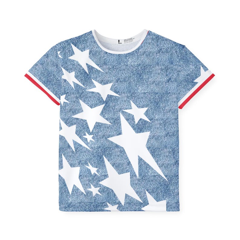 Puede incluir: Una camiseta de manga corta con un estampado azul denim y estrellas blancas de varios tama&ntilde;os. El cuello y los pu&ntilde;os de las mangas tienen ribetes blancos y rojos. La camiseta es de estilo casual.