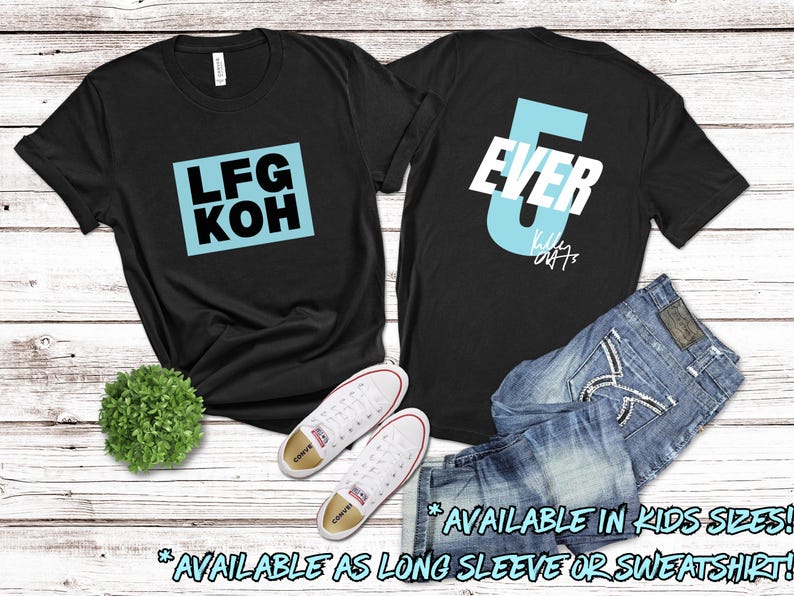 Puede incluir: Dos camisetas negras con texto azul. La primera camiseta dice "LFG KOH" en un cuadro azul. La segunda camiseta dice "EVER" con un gran n&uacute;mero 6 azul. Ambas camisetas est&aacute;n disponibles en tallas para ni&ntilde;os y como manga larga o sudadera.