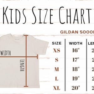 Puede incluir: Tabla de tallas para ni&ntilde;os para camisetas Gildan 5000B. La tabla muestra el ancho y la longitud en pulgadas para las tallas XS, S, M, L y XL.