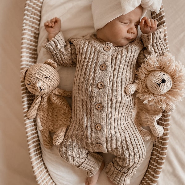 Combi-short côtelé pour bébé, tenue nouveau-né neutre en matière de genre - couleur chêne. Tenue de retour à la maison pour bébé, cadeau pour bébé, séance photo et barboteuse à porter au quotidien.