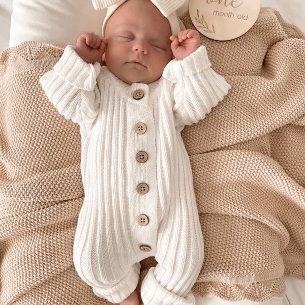 Baby gerippter Strampler, Gender Neutral Neugeborenen Outfit - Milchfarbe. Baby Going Home Outfit, Fotoshooting, Baby Geschenk und Alltags Strampler.