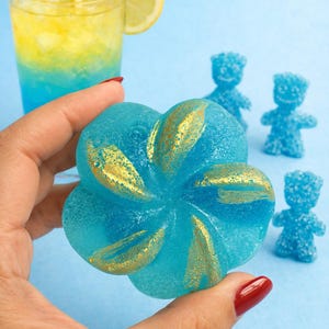 Blaue Himbeerlimonade Kristallblume mit Sour Patch Kids
