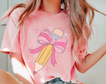 Camiseta de maestra Comfort Colors®, lápiz con lazo rosa, ideal para el regreso a clases, con el logotipo de la camiseta.