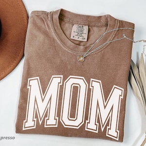 Comfort Colors® Retro Mom Shirt Mothers Day Gift From Daughter for Mom Mama Tshirt For Birthday For Her Baby Shower Christmas
