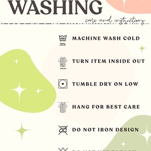 Puede incluir: Instrucciones de lavado para una prenda de vestir. Las instrucciones incluyen lavar a m&aacute;quina con agua fr&iacute;a, voltear la prenda del rev&eacute;s, secar en secadora a baja temperatura, colgar para secar, no planchar el dise&ntilde;o y no usar lej&iacute;a.