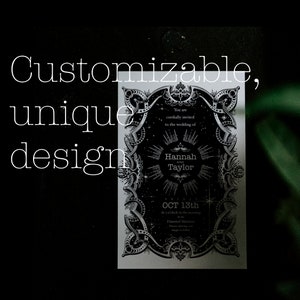 Puede incluir: Una invitaci&oacute;n en blanco y negro con detalles de borde ornamentados. El texto dice "Customizable, unique design" e incluye los nombres "Hannah and Taylor" y la fecha "OCT 13th".