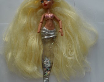 Mermaze Mermaidz Winter Waves Gwen MGA Used BROken TAIL NO ONe HANd TAngled hair Please look at the pictures