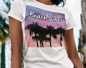 T-shirt Beach Vibes: palme stagliate e disegno multicolore pastello del tramonto