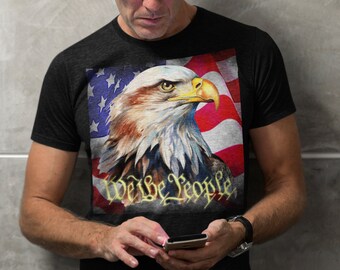 Nós, o povo, com uma águia ousada e uma bandeira americana em uma camiseta unissex de algodão pesado