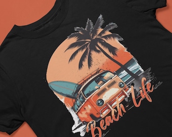 Może przedstawiać: Czarny t-shirt z grafiką. Projekt przedstawia pomarańczowego, zabytkowego vana z deską surfingową, palmą i napisem "Beach Life". Projekt ma klimat retro i plażowy z pomarańczowymi, niebieskimi i białymi akcentami.