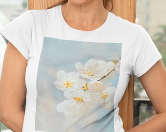 Weißes Frühlingsblumen T-Shirt | Baby Blau Hintergrund Floral Tee | Frauen Botanisches Shirt