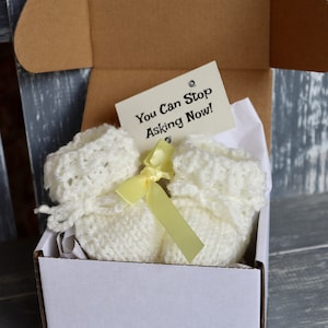 Chaussons bébé tricotés à la main, faire-part de grossesse, nouveau-né à 3 mois, coffret cadeau avec carte de message personnalisée