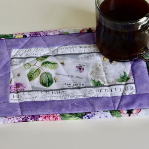 Tapis mug matelassé fait main, vichy lilas et gris, set de table, tapis de collation, cadeau pour hôtesse, shower de bébé, amateur de café,