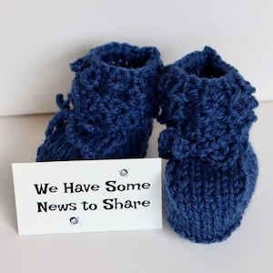 Chaussons pour bébé tricotés à la main à ajouter à votre faire-part de grossesse, du nouveau-né à 3 mois, dans une boîte cadeau avec une carte de message personnalisée