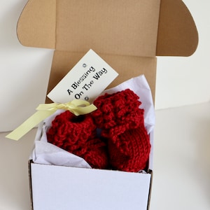 Chaussons pour bébé en tricot faits main avec une carte pour annoncer votre grossesse, du nouveau-né à 3 mois, boîte-cadeau avec une carte personnalisée